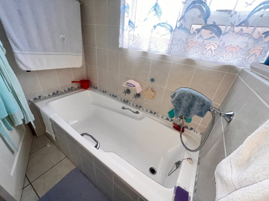 3 Bedroom Property for Sale in Wavecrest Eastern Cape